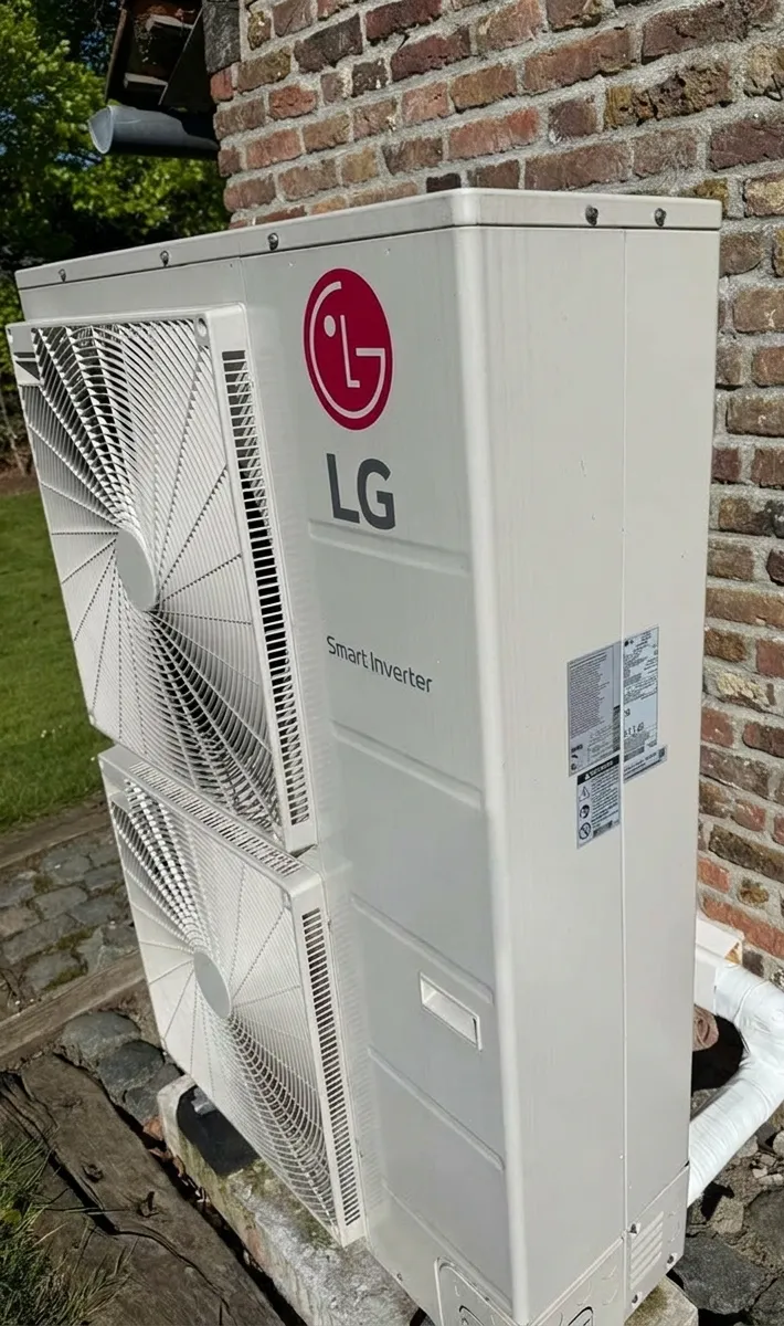 LG-buitenunit tegen de gevel van een woning
