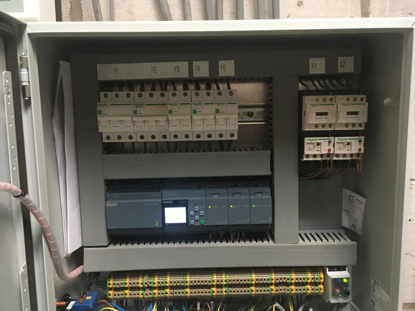 Open stuurkast met automaten en PLC