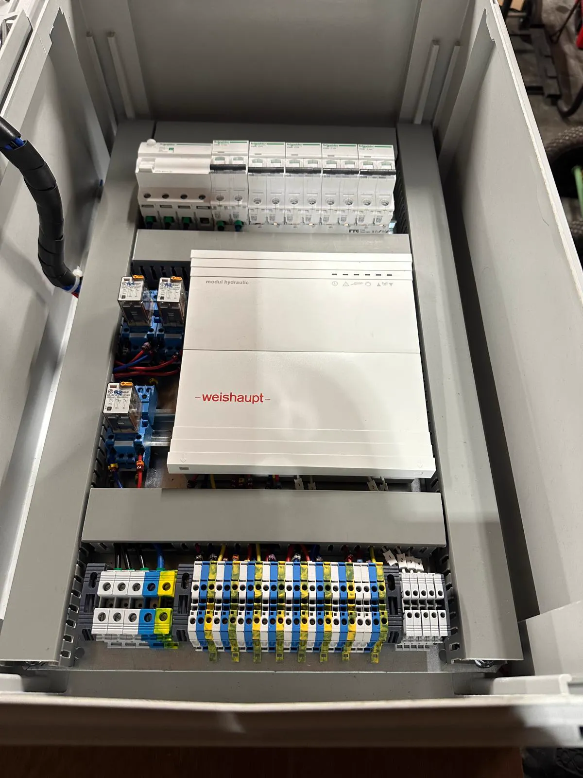 Zelfgebouwde stuurkast met Weishaupt-regelmodule