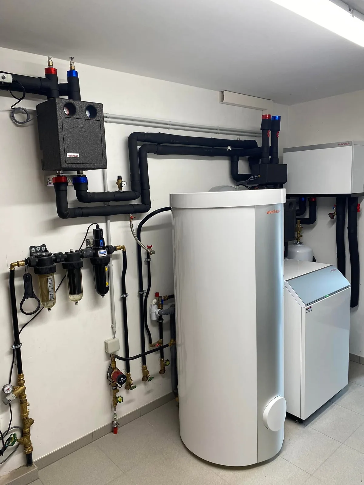 Geothermische warmtepompinstallatie met geïsoleerd leidingwerk