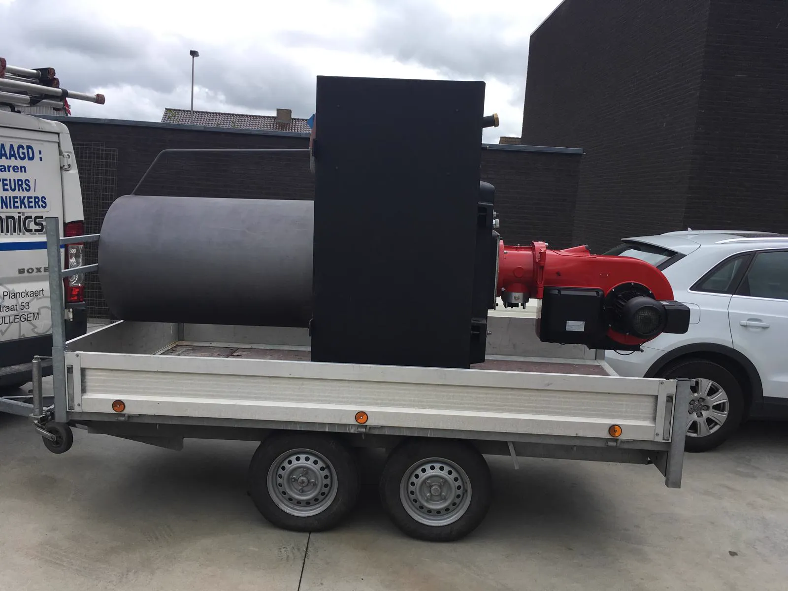 Dezelfde oven op de aanhangwagen, klaar voor vertrek naar de werf