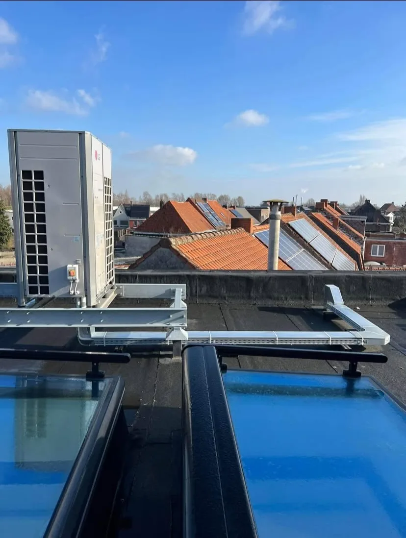 VRF-buitenunit op het dak van een kantoorgebouw in Kortrijk