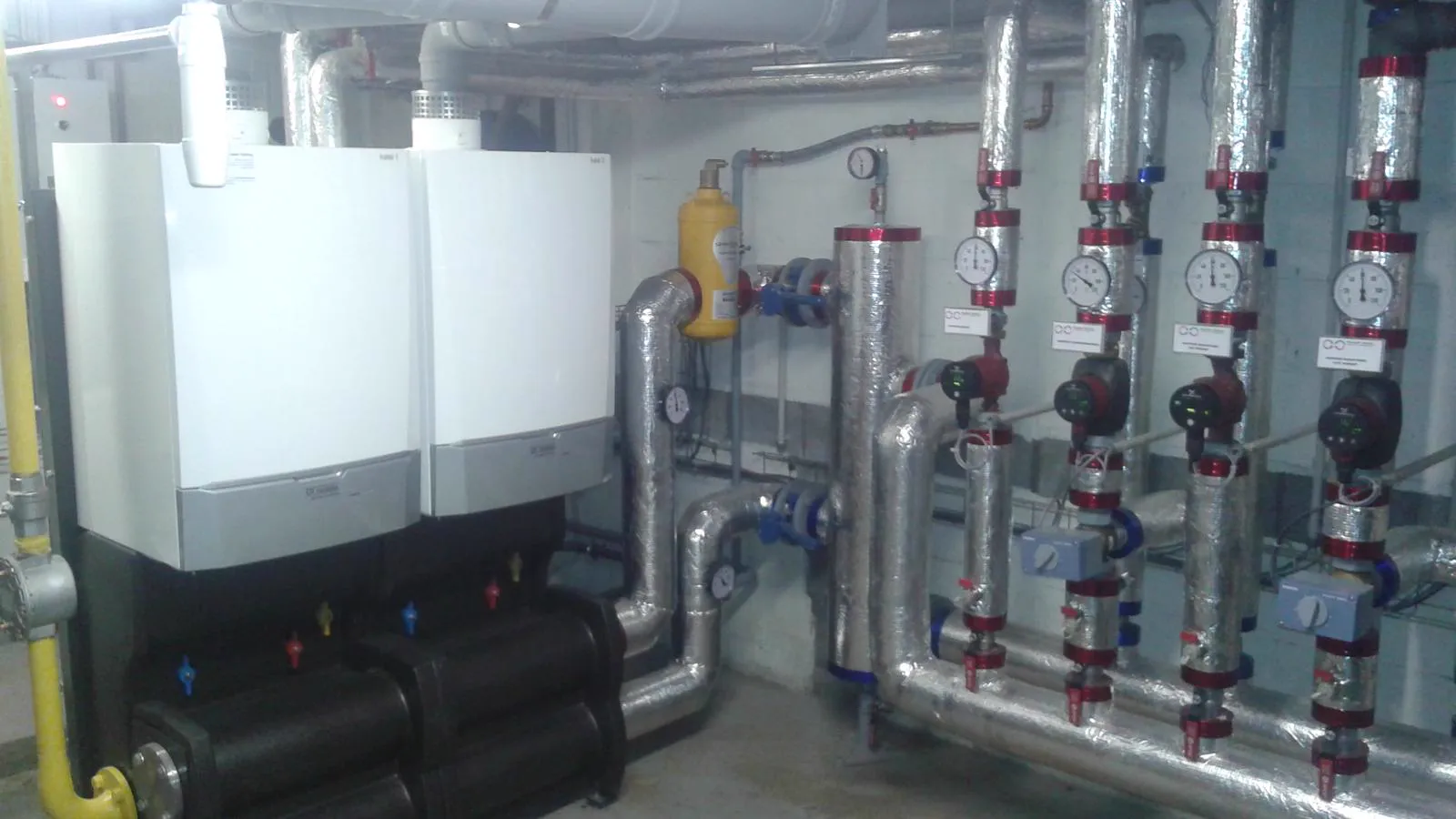 Compacte stookplaats met wandketels in een woning