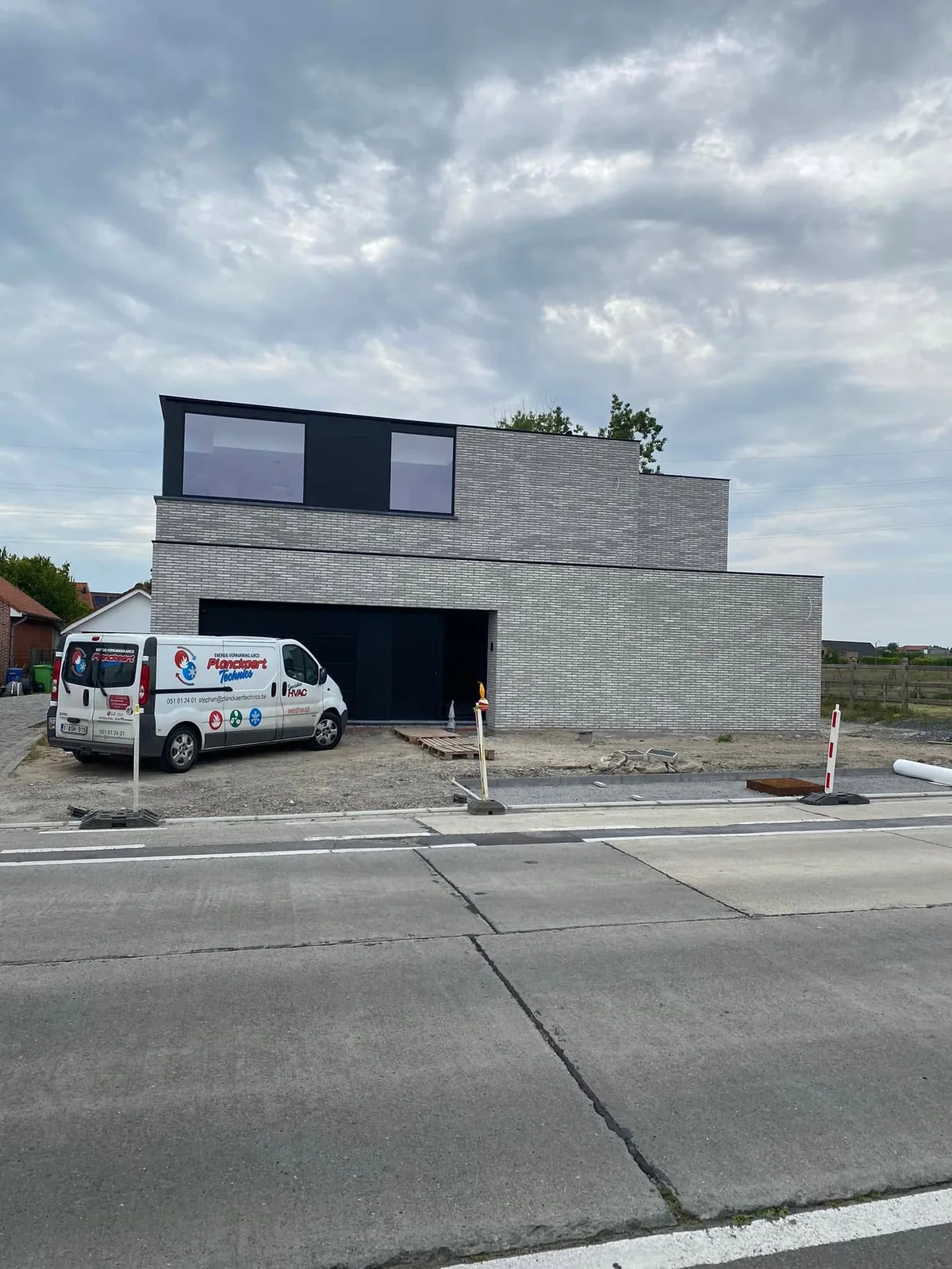 Nieuwbouwwoning met de bestelwagen van Planckaert Technics voor de deur