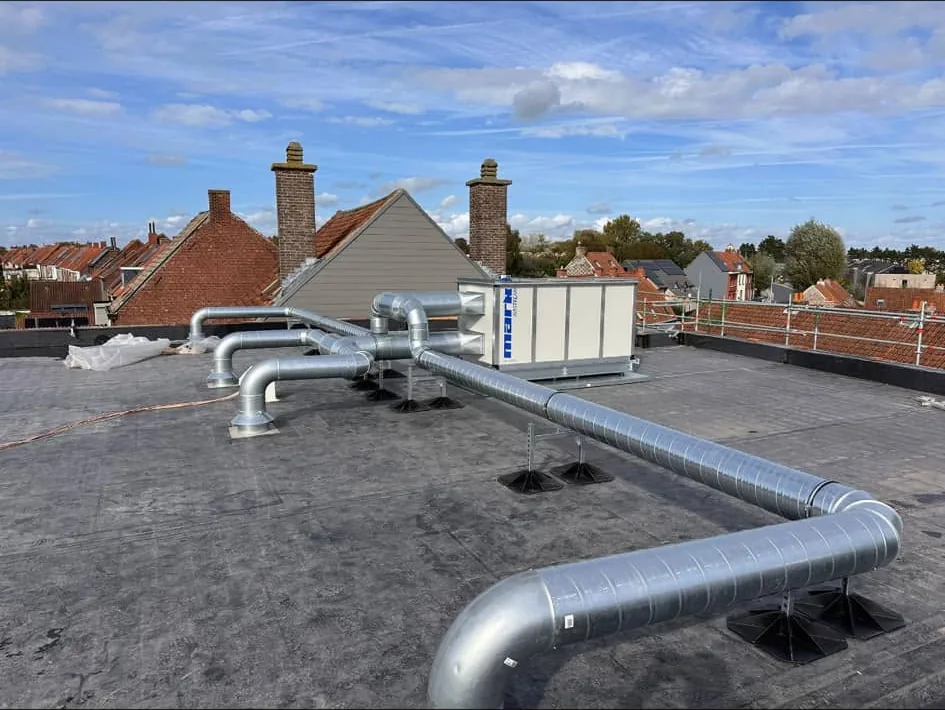 Ventilatiegroep en kanaalwerk op het dak van een school