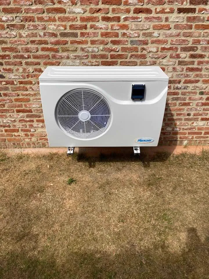 Zwembadwarmtepomp tegen een gevel